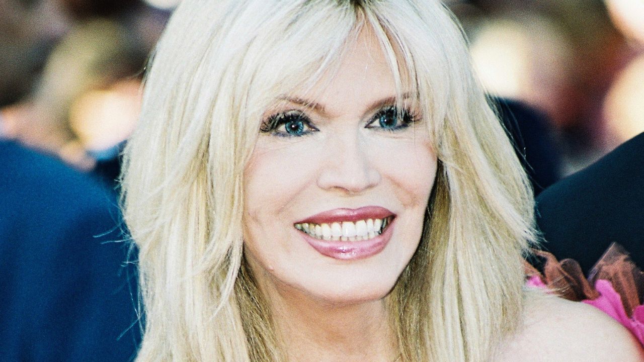 Amanda Lear protagonista di Drag Race Francia insieme alla "gemella" 41 Amanda Lear