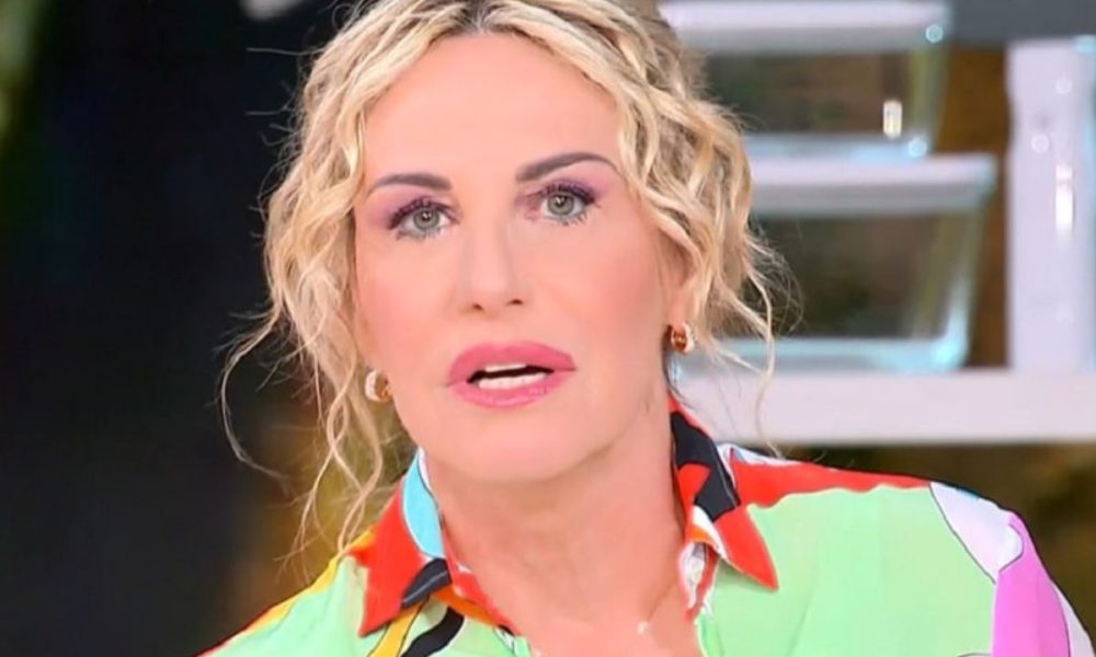 Antonella Clerici nervosa con Gerry Scotti e Mediaset: “Troppo facile”