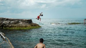 Bagno al mare dopo i pasti: quando va bene farlo e quando evitarlo