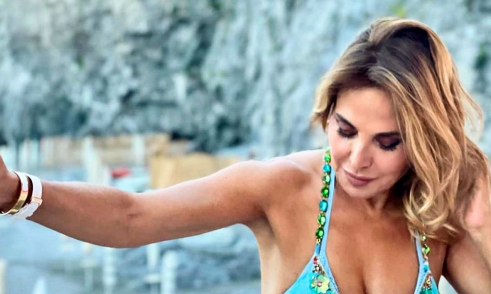 Barbara d’Urso tace sul futuro in tv e infiamma i social con il lato B