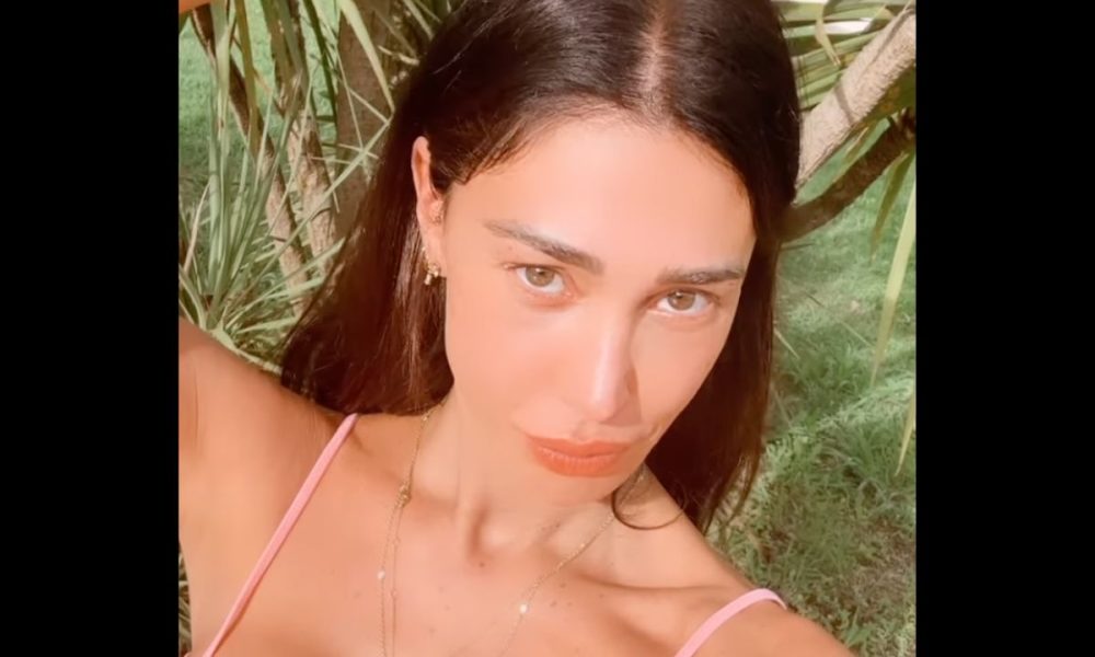 Belén iconica sui social: un video e il gesto, sono le corna di Stefano De Martino?