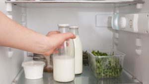 Perché è sbagliato conservare il latte nello sportello del frigorifero