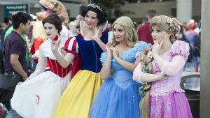 Disney festeggia 100 anni: l’omaggio del mondo della moda