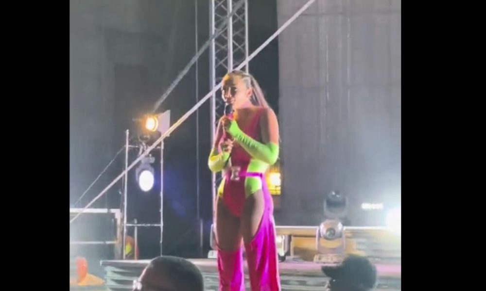 Elettra Lamborghini, fan le lancia contro una bottiglietta: la sua reazione – VIDEO