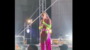Elettra Lamborghini, fan le lancia contro una bottiglietta: la sua reazione – VIDEO