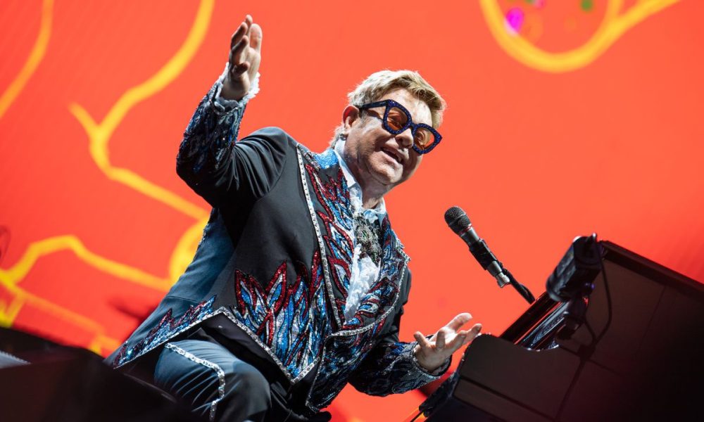 Elton John in ospedale dopo un incidente domestico: le sue condizioni