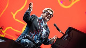 Elton John in ospedale dopo un incidente domestico: le sue condizioni