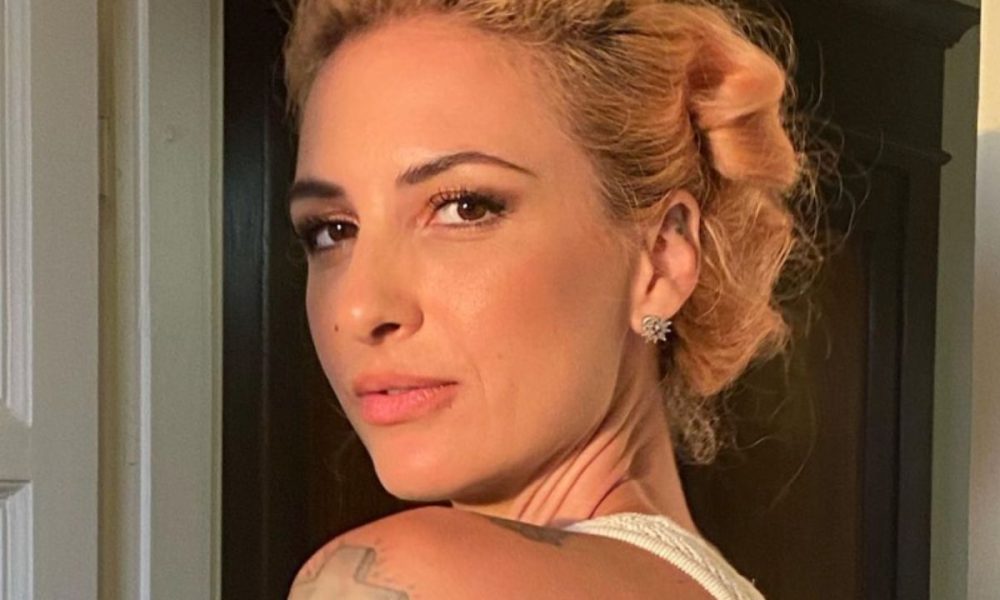 Ema Stokholma: “Da quel ponte mia madre mi chiese di buttarmi. Ora sono tornata dove ero quasi morta”