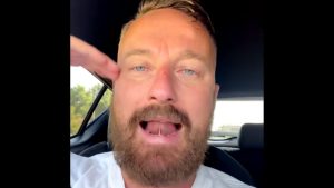 Francesco Facchinetti attacca la stampa per il dettagli crudi sulle violenze sessuali
