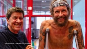 Gianni Morandi in visita a Lorenzo Jovanotti dopo il brutto incidente