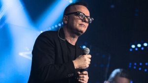 Gigi D’Alessio, malori durante il concerto: il cantante ferma lo show