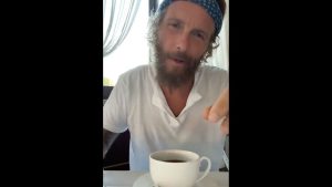 Jovanotti “ruba” la scena alla frisella con il burro nel caffè – IL VIDEO
