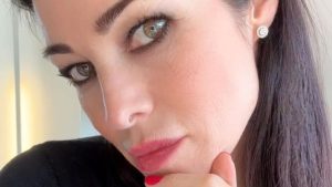 Manuela Arcuri pubblicamente smentita: “Non esiste alcuna fiction Rai con lei nel cast”
