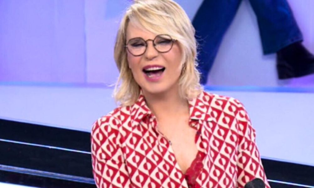 Maria De Filippi irriconoscibile al mare: il look  inaspettato