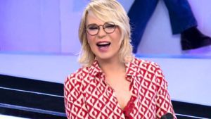 Maria De Filippi irriconoscibile al mare: il look  inaspettato