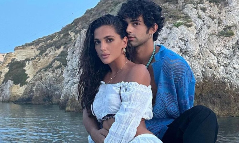 Elena D’Amario e Massimiliano Caiazzo escono allo scoperto sui social
