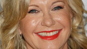 La figlia di Olivia Newton John: “Ricevo visite di mia madre dall’aldilà”