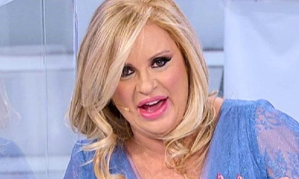 Pinuccia pronta a gioire: “Contenta se mandasse via Tina Cipollari”