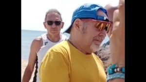 In spiaggia spunta Vasco: il cantante si dedica ai fan increduli