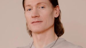 Si inietta il sangue del figlio per non invecchiare: i controversi esperimenti di Bryan Johnson