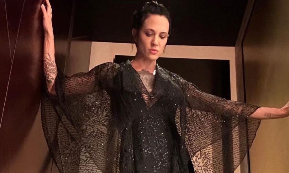 Asia Argento compie 48 anni: la foto nuda e il messaggio sull’età che avanza