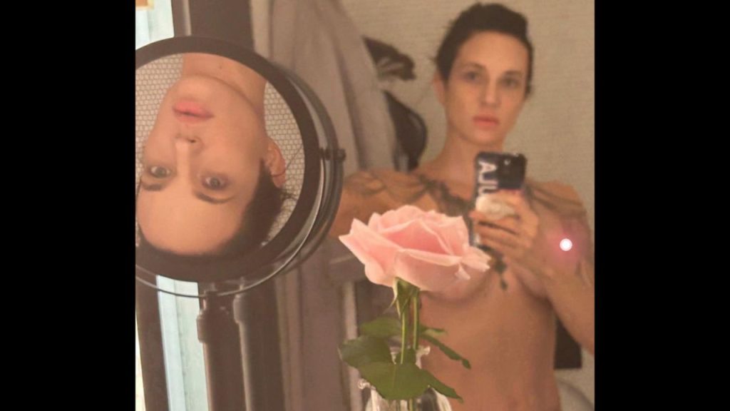Asia Argento selfie nuda