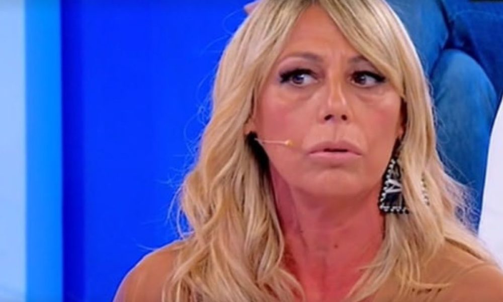 Aurora Tropea replica a Gianni Sperti: “Di cosa mi devo vergognare?”