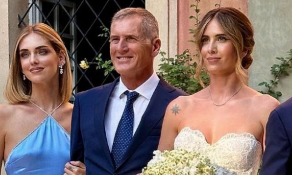 Francesca Ferragni sposa al fianco di mamma e sorelle: l’abito principesco