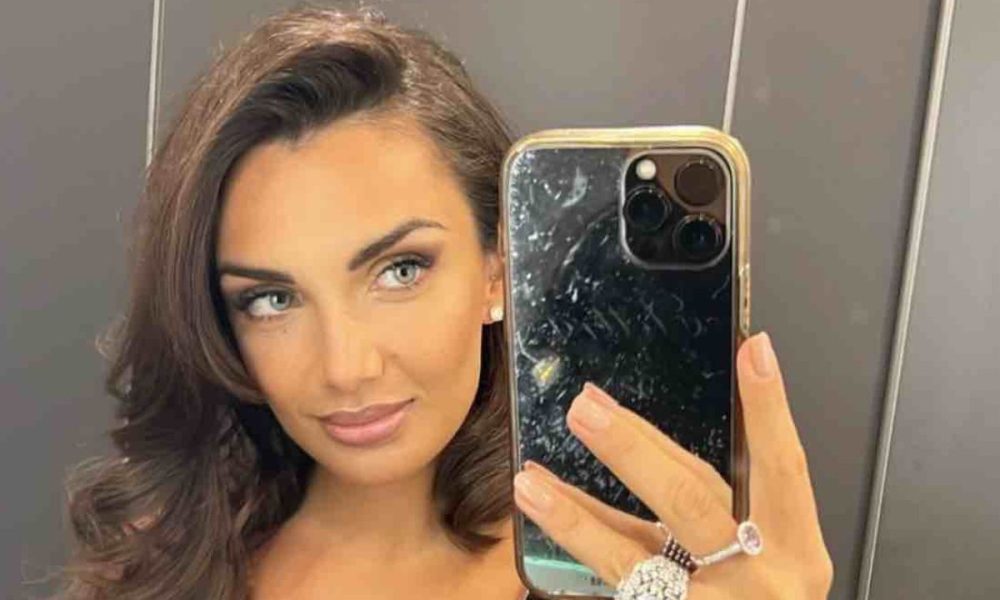 Elettra Lamborghini si confida con i fan: “Ho la tendinite ad entrambe le braccia”
