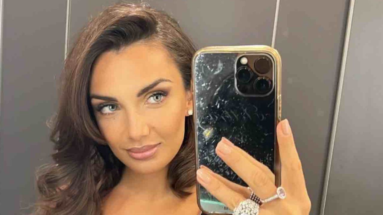 Elettra Lamborghini si confida con i fan: "Ho la tendinite ad entrambe le braccia" 41 elettra lamborghini tendinite