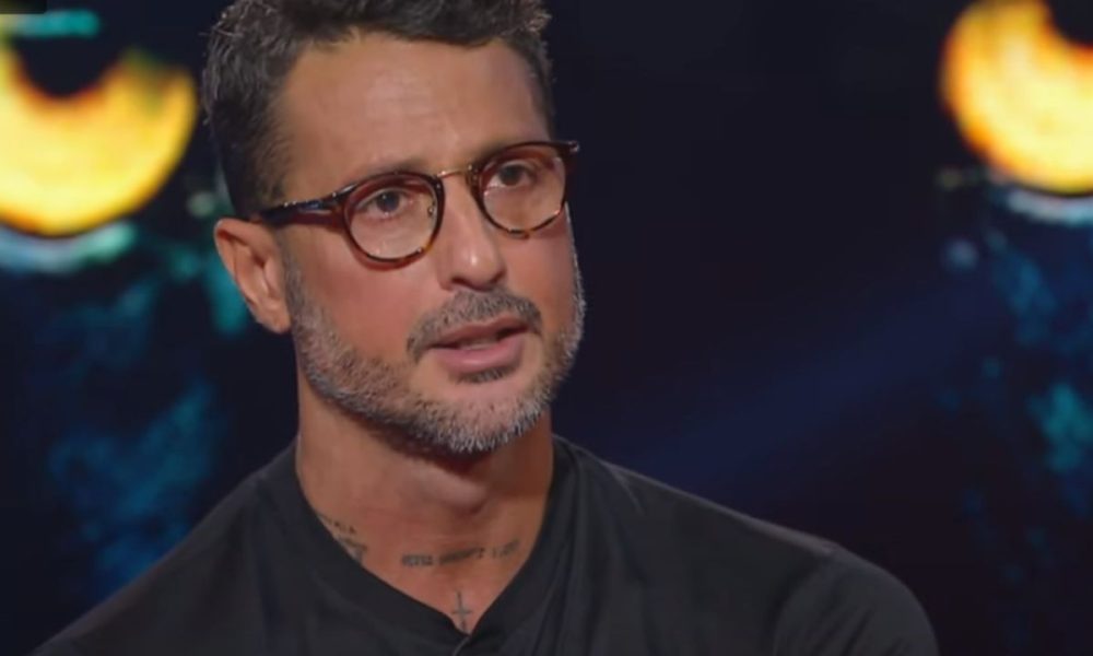 Fabrizio Corona a cuore aperto a Belve sul figlio Carlos: “Sta male”