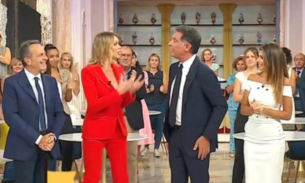 I Fatti Vostri: Anna Falchi bacchetta Tiberio Timperi a inizio puntata
