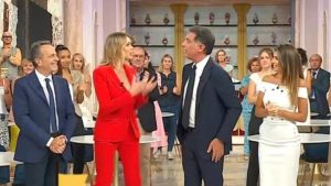 I Fatti Vostri: Anna Falchi bacchetta Tiberio Timperi a inizio puntata