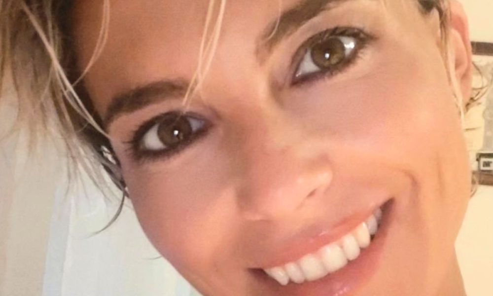 Francesca Fialdini si sfoga dopo i continui commenti sui capelli: “Frasi becere”