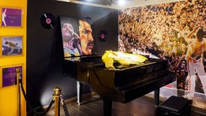 Il pianoforte dei Queen all’asta: quanto vale lo strumento di Freddie Mercury