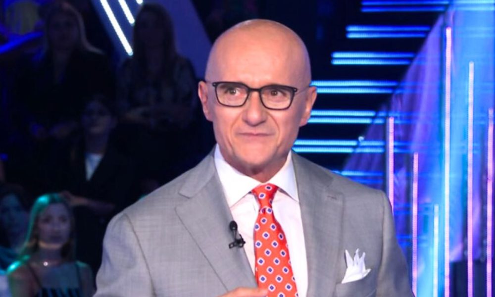 Elenoire Ferruzzi gioisce del calo ascolti del GF: “Ben gli sta”