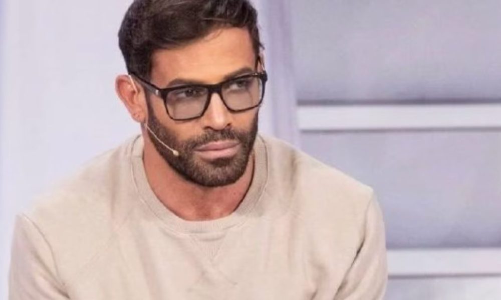 “Sei ridicolo!”: Gianni Sperti si scaglia senza freni contro Maurizio