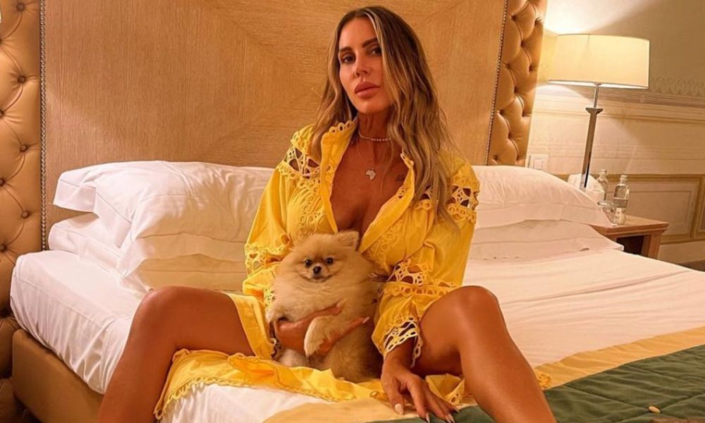 Calci a un animale in piazza Duomo: Guendalina Canessa diventa una furia