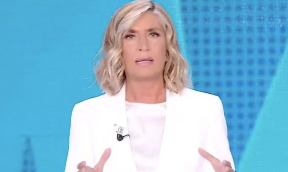 Myrta Merlino “avrebbe tirato un caffè addosso a un autore”: caos dietro le quinte di Pomeriggio Cinque