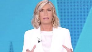 Myrta Merlino “avrebbe tirato un caffè addosso a un autore”: caos dietro le quinte di Pomeriggio Cinque