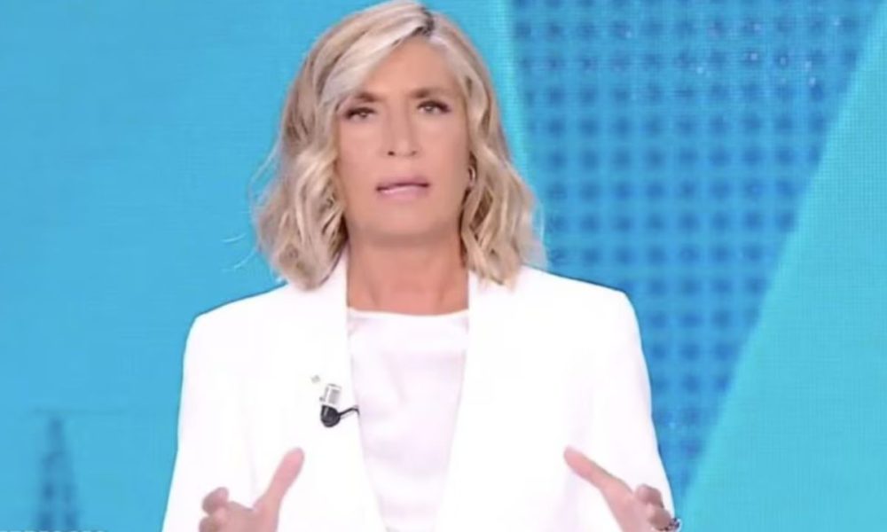 Myrta Merlino recita un monologo sul rispetto delle donne a Pomeriggio Cinque, ma qualcosa va storto