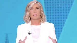 Myrta Merlino recita un monologo sul rispetto delle donne a Pomeriggio Cinque, ma qualcosa va storto