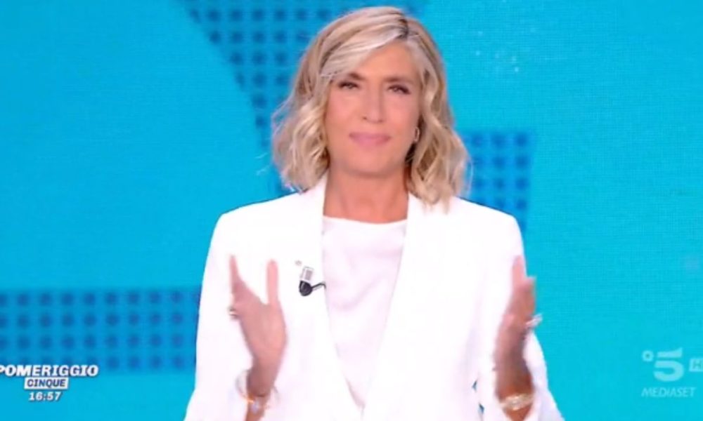 Myrta Merlino conduce Pomeriggio Cinque: il primo saluto è per Barbara d’Urso