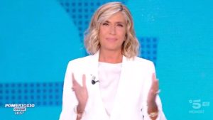 Myrta Merlino conduce Pomeriggio Cinque: il primo saluto è per Barbara d’Urso