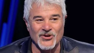 Pino Insegno rompe il silenzio: “Ora finalmente parlo davvero io”