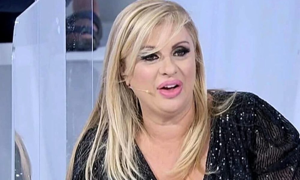 Uomini e Donne, Tina blocca lo studio e fa una sfuriata contro Maurizio: “Ci stai a prendere per il c*lo!”