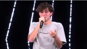 “Bella come Superga, uno schianto”: bufera su un cantante a X Factor