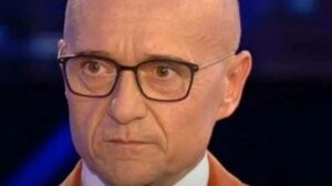 GF: un concorrente avrebbe bestemmiato nella notte. Di chi si tratta