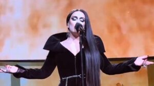 Adele interrompe il concerto e ricorda l’attore Matthew Perry
