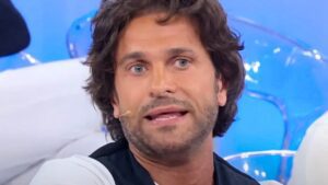 “Era da tanto tempo che in studio non scattava un’emozione così”: Gianni Sperti esulta per il bacio durante il ballo